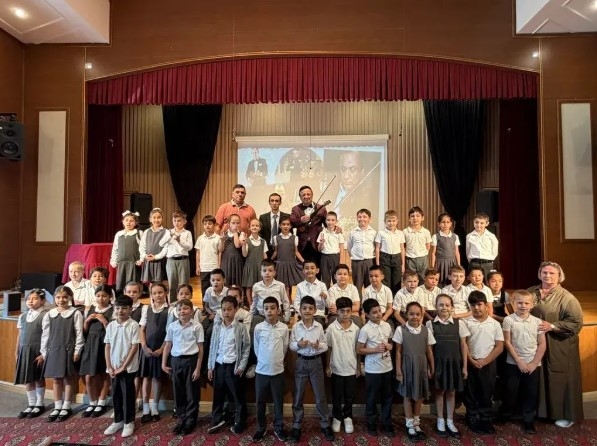 Aşgabatdaky A.S. Puşkin adyndaky mekdepde Garaşsyzlygyň 35 ýyllygyna bagyşlanan konsert geçirildi