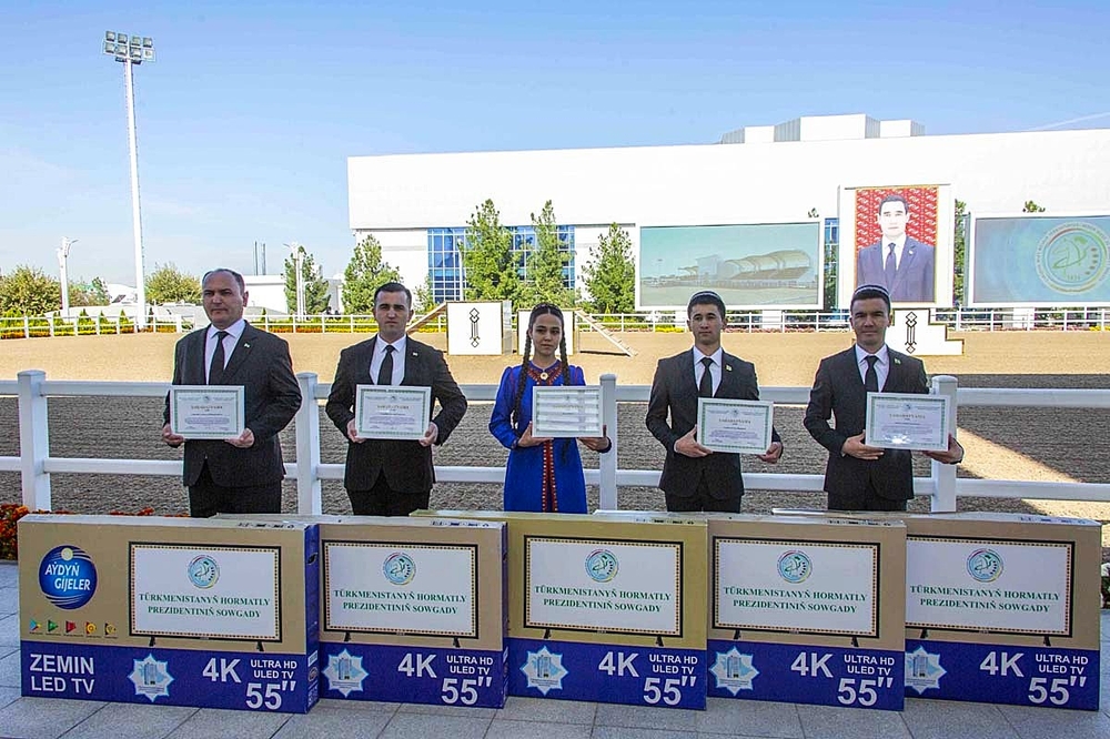 Türkmen alabaýynyň baýramynda döredijilik bäsleşikleriniň ýeňijileri sylaglanyldy